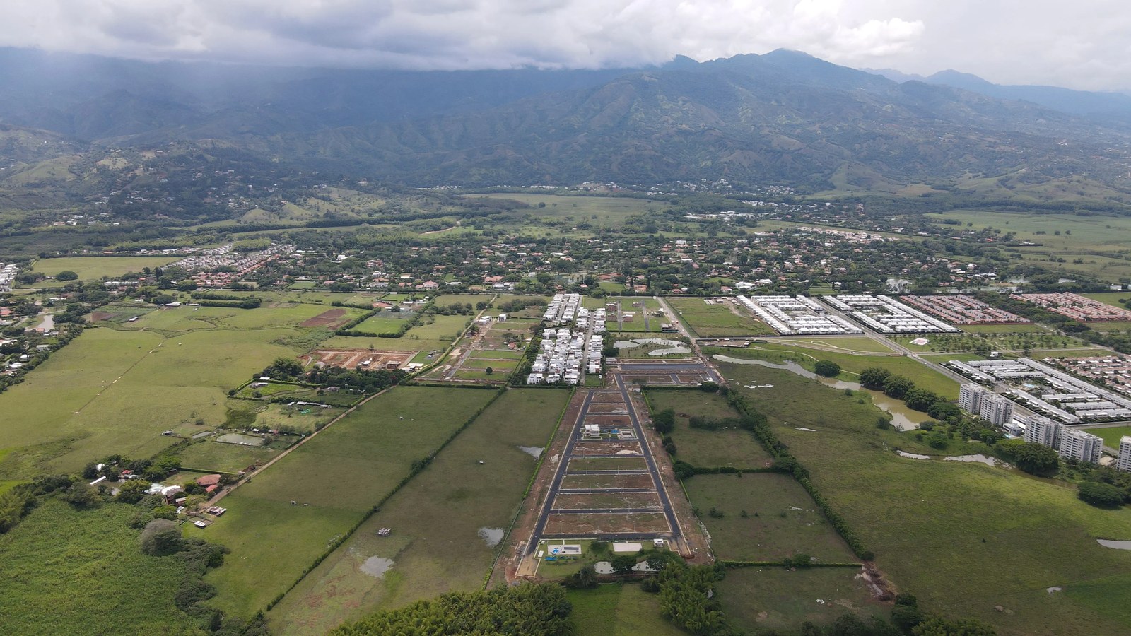 Vista aérea de un proyecto del portafolio de Casas y Lotes