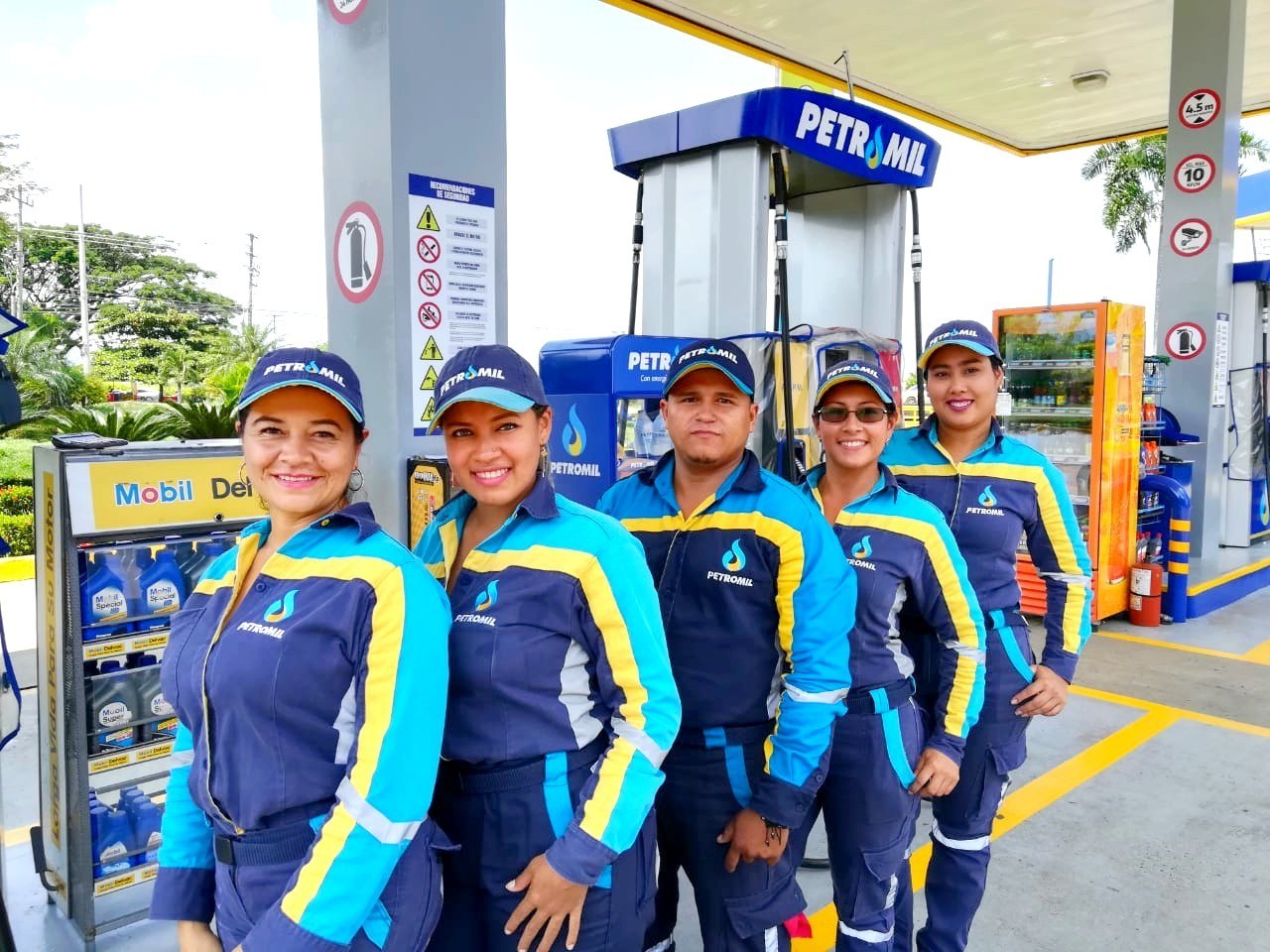 Equipo de trabajo en el Centro de Servicio Las Mercedes